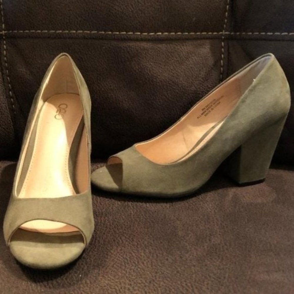 Womens Size 8 olive green open toe shoes